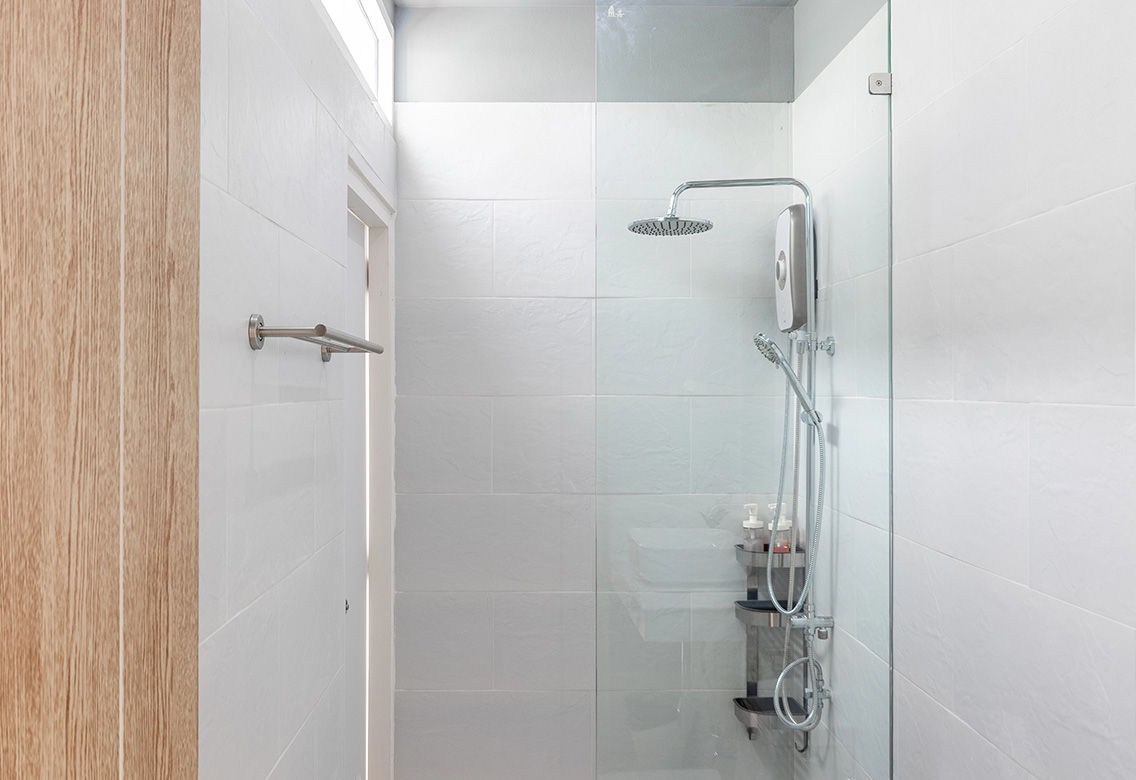 bano-moderno-blanco-ducha